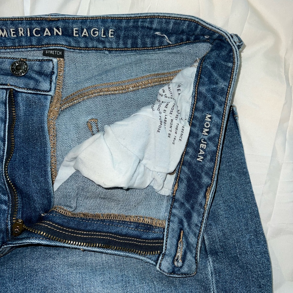 American Eagle lightwash Mom Jean